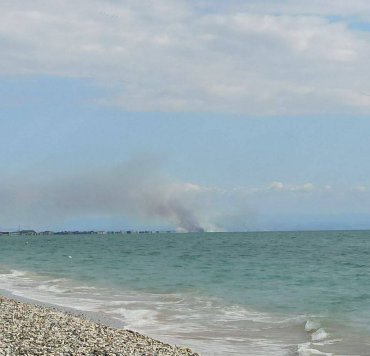 В Криму в районі Сак потужна пожежа: стовп диму біля військової авіабази