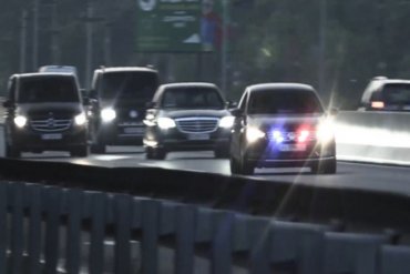 Автомобіль Зеленського потрапив у ДТП: президента поранено
