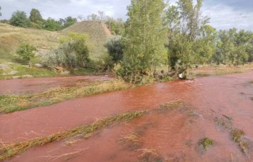 В Кривому Розі після удару по дамбі почервоніла річка: у чому причина