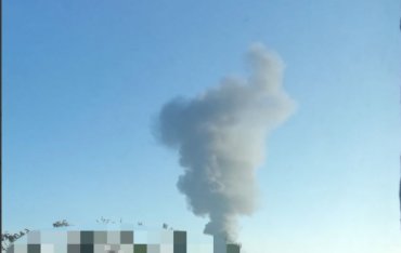 У Запоріжжі пролунали вибухи: над містом стовп диму