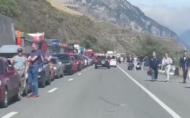 На кордоні з Грузією 15-кілометрова черга російських авто. Відео