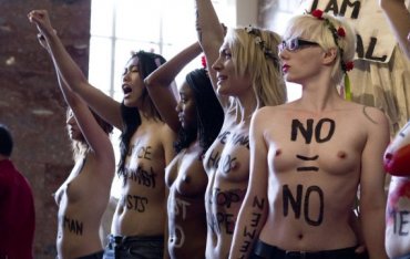FEMEN устроили топлес-акцию в парижском Лувре