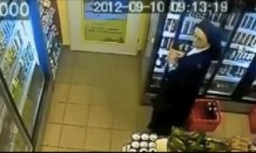 В Интернете появился видеоролик, на котором монахиня крадет банку пива в магазине