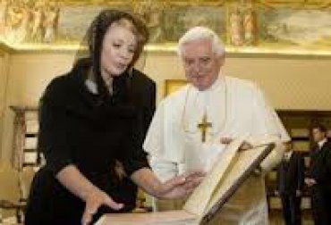 Женя Тимошенко получила для мамы премию Папы Римского