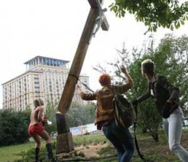 Лидера женского движения FEMEN допросила милиция за спиленный крест в Киеве