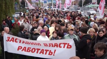 Многотысячный митинг в Луганске потребовал наказать «убийц в погонах»