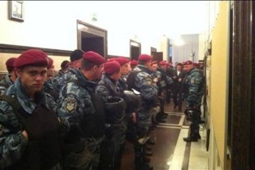 Больше тысячи бойцов «Беркута» оцепили здание КГГА