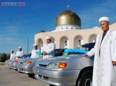 В Казахстане имамы получили в подарок новые автомобили