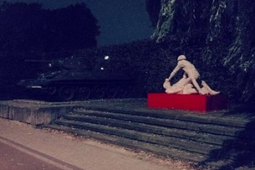 В Польше появился памятник советскому солдату-насильнику
