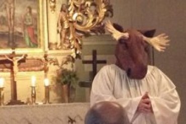 В Швеции пастор прочитал проповедь в костюме лося