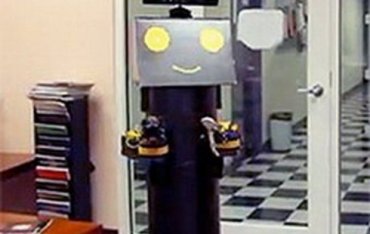 Учащиеся университета создали робота из подручных средств