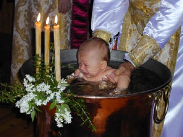 В России священник запрещен в служении за грубость во время крещения ребенка