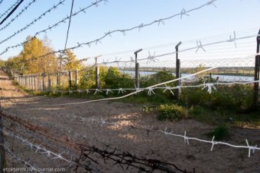 Россия начала обматывать границу с Украиной колючей проволокой