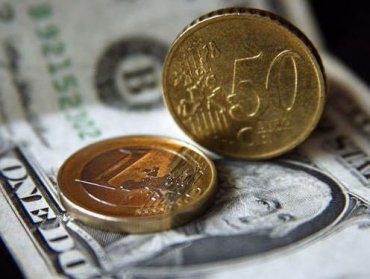 Почему курс гривны падает к евро, растет к рублю, но стабилен к доллару – мнения экспертов