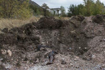В местах массовых захоронений под Донецком найдено 400 тел