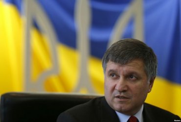 Глава МВД призвал украинцев не бить политиков