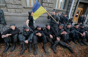 Бойцы Нацгвардии устроили митинг у администрации Порошенко