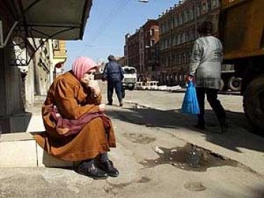 Более 50% украинцев назвались средним классом, но 40% считают себя бедными