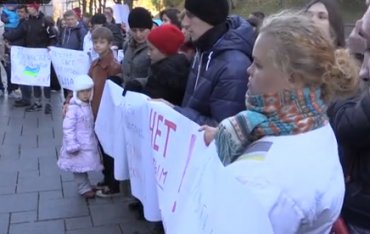 Беженцы из Крыма и Донбасса протестовали под Кабмином