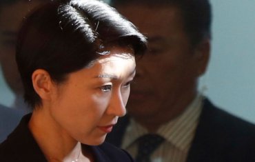 Министр экономики Японии ушла в отставку из-за расходов на макияж