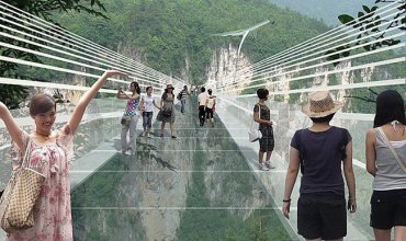 В Китае построили самый длинный в мире стеклянный мост над пропастью