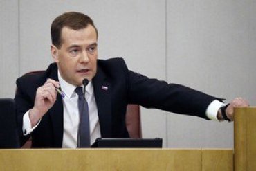Медведев считает бомбежку Сирии защитой России