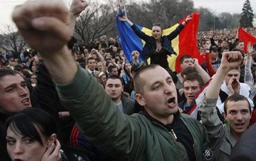 В Кишиневе протестующие пытались штурмовать парламент