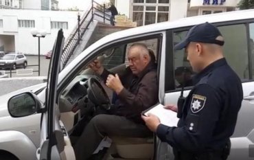 Полиция надела наручники на пьяного кандидата в мэры Харькова