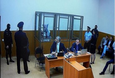 На суде в Ростове Надежда Савченко сидит с пакетом на голове