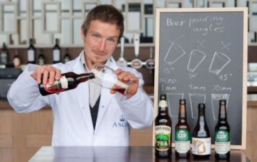 Ученый вывел идеальный угол для разлива пива