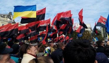 Во время марша в Киеве прогремел взрыв