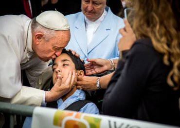 Американский ребенок-инвалид, которого благословил Папа Франциск, собрал 100 000 долларов
