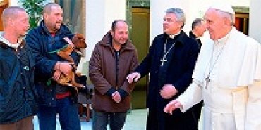 Папа Франциск неожиданно посетил ночлежку для бездомных