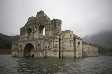 В Мексики из-под воды появился древний храм