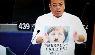 Депутата Европарламента оштрафовали за футболку с Меркель