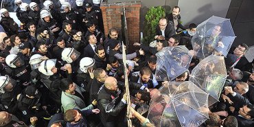 Турецкая полиция штурмом взяла здание медиа-группы İpek