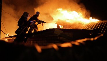 Под взрывающимися завалами в Сватово находится живой военный
