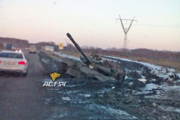По дороге в Новосибирск в грязи утонул российский танк Т-80