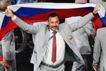 Белорусу подарят квартиру в Москве за флаг РФ на Паралимпиаде