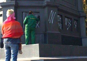 В Киеве снова осквернили памятник крестителю Руси