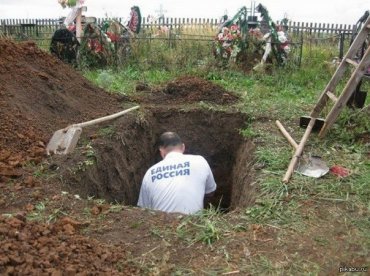 В России работник похоронной бригады угнал катафалк в счет зарплаты