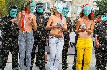 В центре Киева голые девушки бросали доллары в посольство США