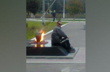 В России мужчина сварил ведро супа на Вечном огне