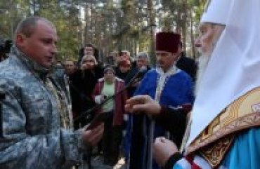 Глава УПЦ КП приехал на линию фронта и благословил украинских военных