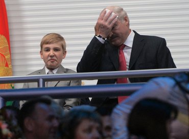 Чтобы дать поспать сыну, Лукашенко передвинул время работы школ Беларуси