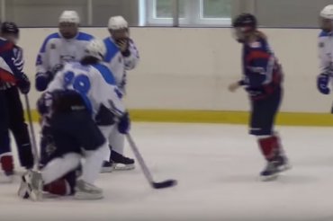 В России хоккеистки устроили массовую драку