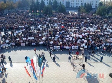 На Донбассе многотысячные митинги против миротворцев