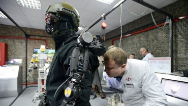 Российский вице-премьер представил общественности робота Федора, который полетит в космос
