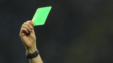Впервые в официальном матче футболист получил зеленую карточку