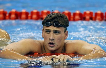 В США олимпийский чемпион по плаванию обручился со звездой Playboy